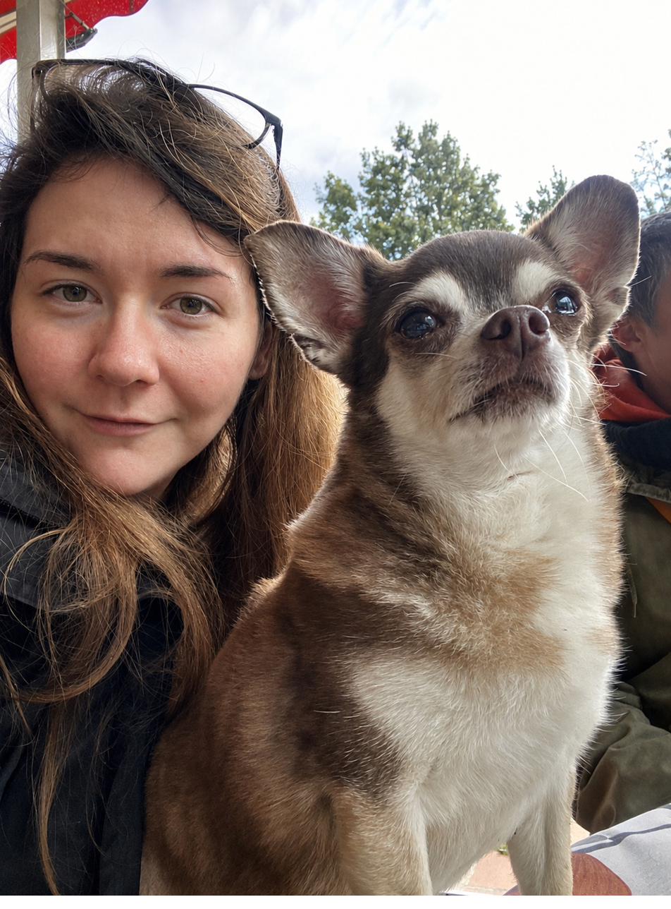 Portrait de l'éducatrice Posi'Patte avec un chien